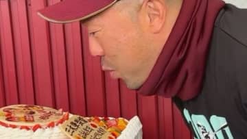 楽天・三木監督に球団が誕生日サプライズ！　照れた様子に「可愛い」「嬉しいくせに」とファンほっこり