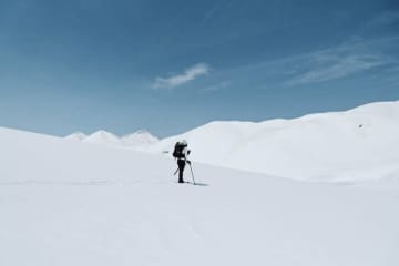 まるで異世界に迷い込んだような白い世界！　愛らしい瞳とお尻がキュートな雷鳥に夢中【立山】