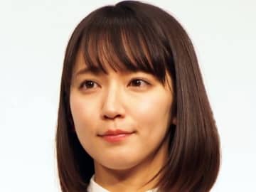 吉岡里帆、ZAZEN BOYS向井秀徳とのラジオ共演ショット「お二人のオーラが似ている！」