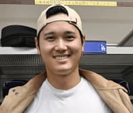「まさかの大暴投」大谷翔平が頭を深く下げ謝罪　試合前にファンへ深々と頭を下げる