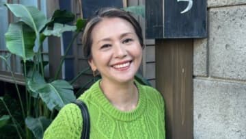 【ため息が出るほど素敵な笑顔】小泉今日子が『続・続・最後から二番目の恋』の“名所”でにっこり！「いつの日もわたしの憧れ♡」の声