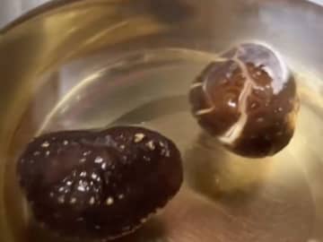 熱湯に浸けた乾燥シイタケ　３０分後の姿に「こんな方法があったとは！」