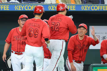 プロ野球中継で常に映る有名人夫妻に衝撃「見に来てるの？！」　真後ろに…「気になっちゃう笑」