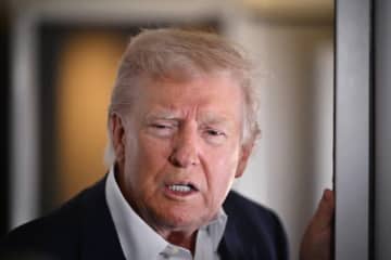 「ただの偶然じゃない」トランプ大統領、ローマ教皇の葬儀で浮いた服装。米有力紙が分析
