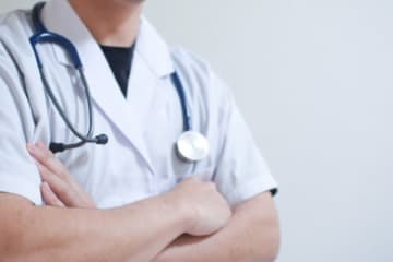救急患者を「え、忙しいから（YouTube視聴中）」と若手に任せる60代医師に「本気で殺意芽生えた」と語る30代医師