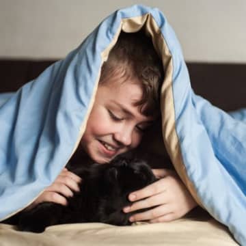 心に寄り添う「感情サポート猫」が、“すべてが怖かった”少年の人生を変えた！英国