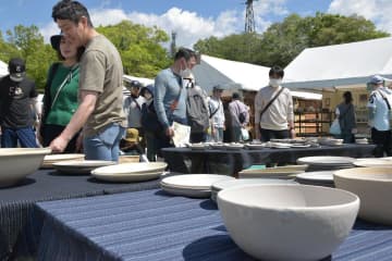 「笠間の陶炎祭」開幕　210ブース出展　台湾の作品も　茨城