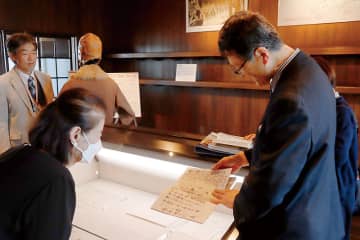 銀行に勤務していた23歳「笑顔で散華」…1945年4月に出撃、戦死した特攻隊員も手紙など初公開　埼玉・桶川飛行学校平和祈念館で企画展　「母から聞いていた隊長」「父が大切にしていた部下」　特攻隊員の遺族が対面も