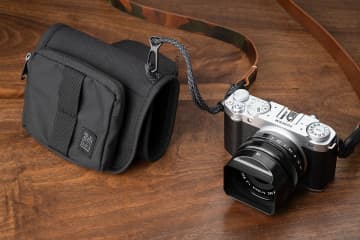 着脱式ポーチと組み合わせて使用　WOTANCRAFTの「カメラジャケット」　「FUJIFILM X-M5」向けのカメラポーチも