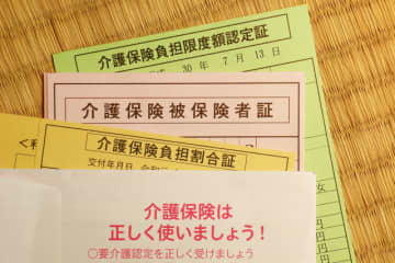 年金の受け取り、免許返納、介護準備…介護保険被保険者証が届いたら考えること