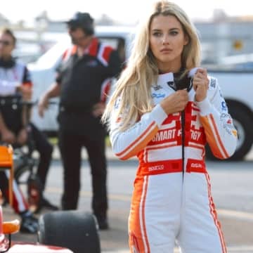 「異次元のカラダだ…」米美女プロレーサーが大胆に魅せた“悩殺カウガール”姿にファン喝采！「完全に惚れた」「ずっと観ていたい」