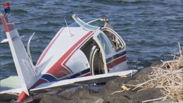 原因は？何らかのトラブルでエンジンが停止…小型飛行機が湖に不時着　操縦していた男性が軽いケガ・同乗していた男性が重傷　島根・安来市