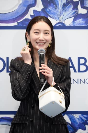 【動画】波瑠、ブラックのセットアップ姿「負けられない会議に着たい」