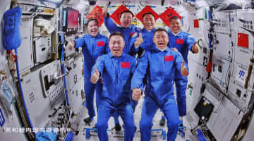 中国宇宙船「神舟19号」、ステーションから分離　帰還の途へ