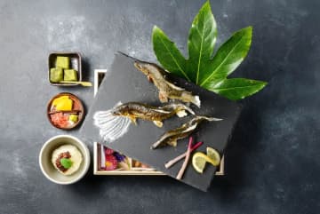 【天然鮎を食べ比べ】長良川を一望できるテラス席で鮎料理を味わう｜岐阜県・天然鮎みやちか