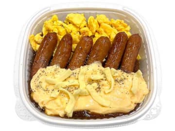 タレに絡めて焼いたウインナー6本をたっぷりのチーズソースとにんにくダレで味わう1,070kcalの背徳丼! セブン‐イレブンが「背徳飯 ウインナーチーズ丼」を発売