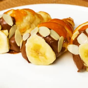 【冷凍パイでサクサクふわとろ♡】巻いて焼くだけ簡単！パイ生地で作るチョコバナナコロネ