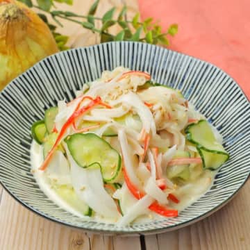 【新玉ねぎときゅうりを和えるだけ】「え、ウマすぎ」「お店で買ったら1000円はするよ」忙しい日でもサッと作れる常備菜レシピ