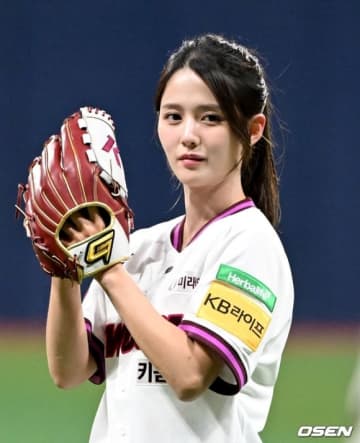 【PHOTO】ナム・ボラ、始球式に登場…キュートな笑顔で挨拶