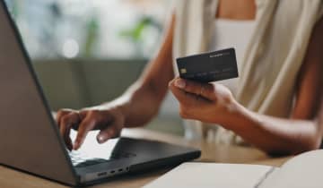 自動車税や固定資産税を「現金」で払うのはもったいない？ クレジットカード払いのメリット・デメリット