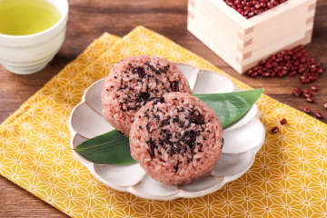 セブン-イレブン「赤飯おこわおむすび」がリニューアル。もち米の甘みをより感じるように