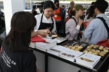【大阪・関西万博】英国パビリオン「ウェールズ・デー」開催　特産品試食に来場者が舌鼓