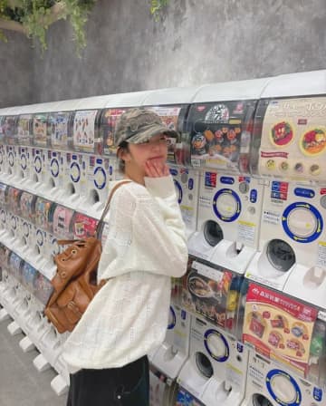 IVE ウォニョン、神戸を満喫！ガチャガチャにはしゃぐ姿が可愛すぎると話題に（動画あり）