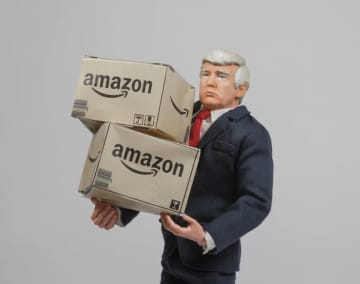 米Amazon、「トランプ関税上乗せ価格表示」計画を否定。大統領から創業者に直電か