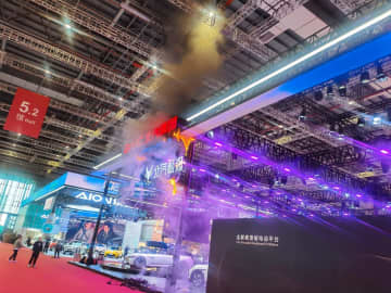 中国EVブランドの展示ブースの一部燃える―上海モーターショー
