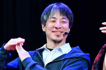 ひろゆき、AKBグループらアイドルだらけのCM会見現場で“ぼっち”「いたたまれない感じ」