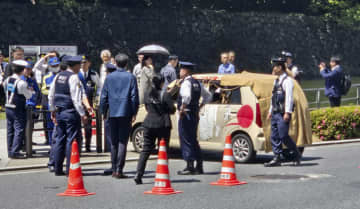 皇居・大手門近くで車衝突　ガードパイプに、男逮捕