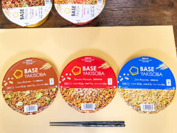 全粒粉入り完全栄養食『BASE YAKISOBA（ベースヤキソバ）』3種食べ比べ！ リニューアル前とも比較