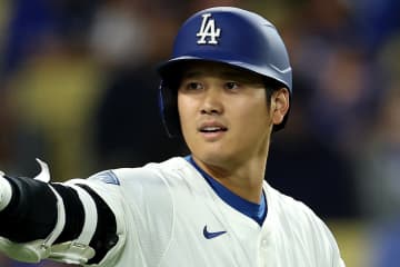 「このカメラ目線最高」大谷翔平、恩師に笑顔で挨拶 → 容赦ない初球アーチに公式Xも苦笑「ショウヘイは礼儀正しい。必ず挨拶して、打つんだ」“ベイカー語録”の指摘も