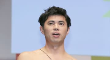 小島よしお、親子水入らずで色鮮やかなツツジの花を鑑賞→「なんと見事な」「おててがお花に」とファンほっこり