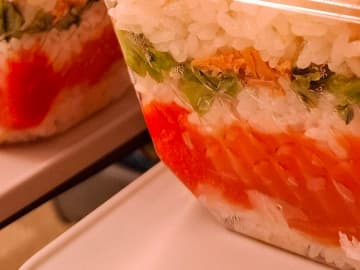 新幹線で食べるのは、『駅弁』ならぬ…　思わぬ発想に「この手があったか」「マネする」