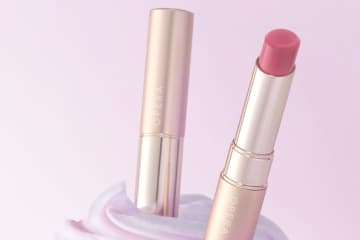 オペラ25年夏コスメ、人気「透けマットリップ」にふんわり色づく“儚げラベンダーピンク”