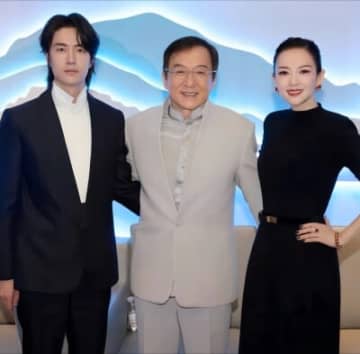 チャン・ツィイーがジャッキー、ワン・イーボーとイベントに、壇上で転倒し診察受ける―中国