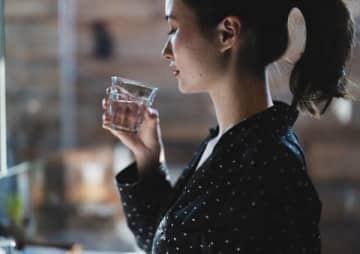 寝る直前に水を飲むと心筋梗塞になりやすい！？「心臓力」を高めるための食習慣とは
