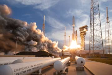 アマゾンの通信衛星「カイパー」、第1弾の27機打ち上げに成功–3200機体制に向けて本格始動