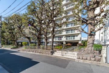 市ヶ谷ハウス 5階｜「牛込柳町」駅徒歩5分。「新宿」駅まで都営線で10分弱の交通利便性の高い立地。閑静な住宅街の緑豊かな住環境。南向きで陽当たり良好な3LDK