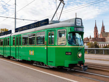 バーゼルで「カラオケ路面電車」走行　欧州歌合戦に合わせ