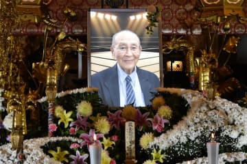 “過激な仕掛け人”新間寿さん告別式　藤波と佐山が弔辞「導かれた人生だった」