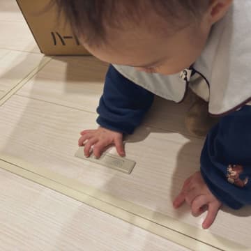 急に笑い出した赤ちゃんの、視線の先にあったのは...　1歳ならではの〝新発見〟に2.3万人ほっこり