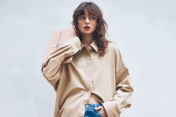 【明日なに着る？】トレンチコートに代わって「デニムを高める」ベージュのシャツワンピース