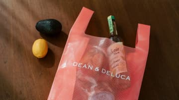 【DEAN & DELUCA】雨の日も心強いショッピングバッグが登場。ジューシーなビタミンカラーがかわいい♡