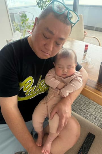 山本圭壱＆西野未姫の娘・にこりちゃんが「ドンドン可愛くなってますね」「目から上は奥様に似てる」