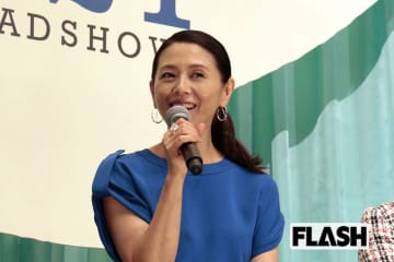 小泉今日子、デコルテ丸見えの“セミヌード” 披露に衝撃続出…長谷川京子、山田優も笑顔で “美肌アピール”