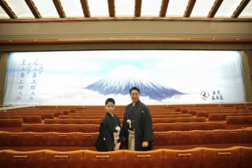 八代目尾上菊五郎「先祖の名に恥じぬよう努力」　史上初2人の菊五郎が誕生　七代目菊五郎と『古式顔寄せ手打式』に出席