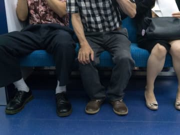 迷惑をかけているつもりはない!? いったいなぜ？ 電車で足を広げて座る「大股マン」の心理と対処法