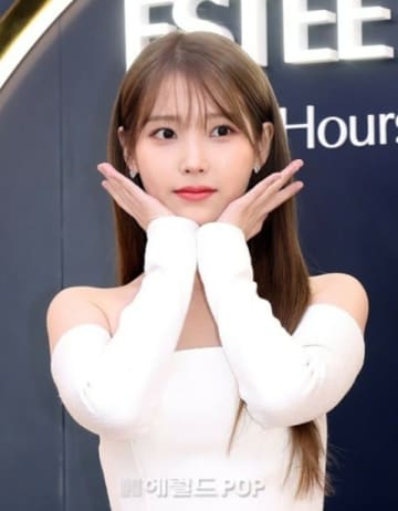 “美談製造機”IU（アイユー）、「おつかれさま」の“子役エスン”のために映画祭ドレスを選ぶ…ヘア+メイクサポートまで